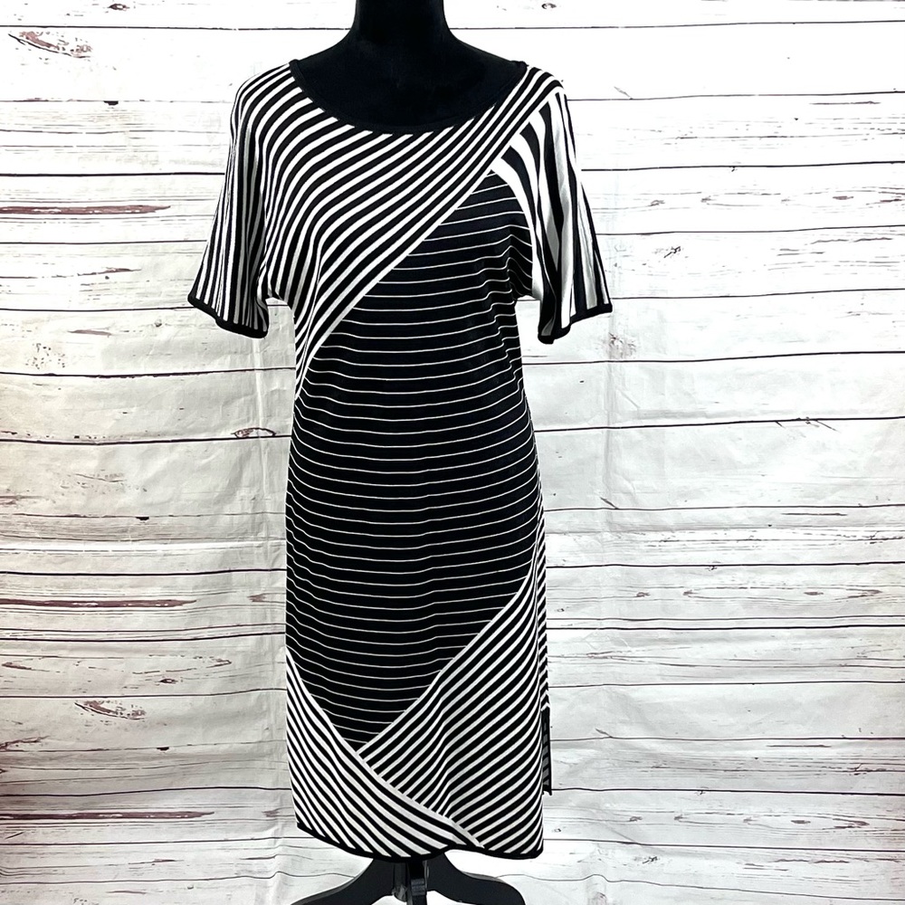 St. John Sport Dress Womens Size M Knit Short‎ Sleeves Black/White Stripes.